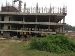 Nghịch lý: Dân không có nơi chữa bệnh, bệnh viện 'đắp chiếu'