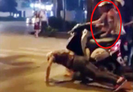 Clip chàng trai kì quặc 'hít đất' khi dừng đèn đỏ bị cướp xe