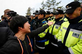 Lật phà Hàn Quốc: Nạn nhân tăng,cảnh sát ngăn biểu tình