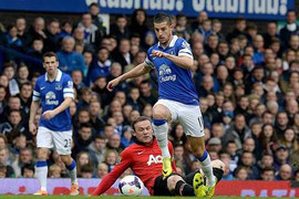 Đạp bóng thô bạo, Rooney suýt làm gãy chân đối thủ