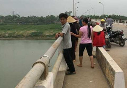 Vứt xe đạp xuống sông rồi nhảy cầu tự vẫn