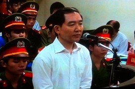 Dương Chí Dũng khai nhận rượu ngoại và phong bì tết