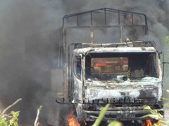 Xe chở trái cây cháy đùng đùng trên quốc lộ