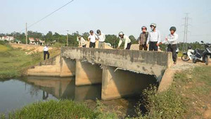 Dân mua đất lấp cống nước thải khu công nghiệp