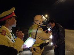 'Cảnh sát giả' bị lật tẩy trước mặt bạn gái