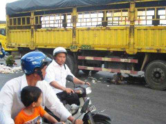 Đi giao hàng, thanh niên bị xe tải cán qua người