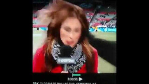 Clip: Nữ phóng viên bị bóng đập vào đầu khi đang dẫn truyền hình