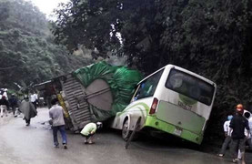 Xe tải đè bẹp xe khách, 2 người chết thảm