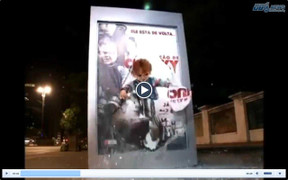 Quỷ dữ chui ra từ biển quảng cáo làm nhiều người thất kinh