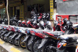 Xe máy ế, dịch vụ ăn theo cũng 'khóc'