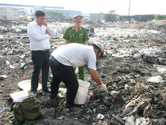 Đột kích khu chôn, đốt chất thải rộng như 'hỏa diệm sơn'