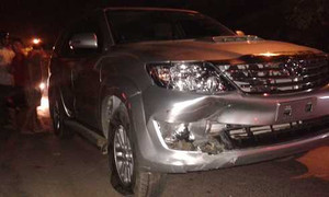 Tông 3 người nhập viện, xe 'điên' nổ lốp khi chạy trốn