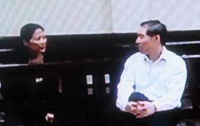 Giây phút gần gũi của vợ chồng Dương Chí Dũng tại tòa