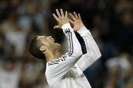 Khung thành mở toang, Ronaldo sút trượt không tưởng