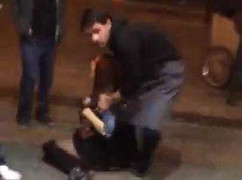 Say xỉn nằm lăn trong siêu thị, 2 thiếu nữ bị khiêng ra đường