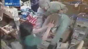 Nữ thu ngân nhỏ bé chống chọi với 2 kẻ cướp vạm vỡ