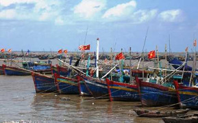 Tàu chở 50 ngư dân bị sóng đánh chìm