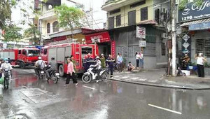 Hà Nội: Cháy quán cà phê, khách hàng tháo chạy
