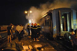 Tàu hỏa bất ngờ bốc cháy dữ dội trong đêm