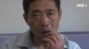 Clip: Người đàn ông ăn đinh sắt thay cơm mỗi ngày