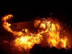 Clip: Cháy cửa hàng xe máy, 10 tỷ đồng bị thiêu rụi