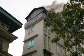 Clip: Cháy quán cafe ở Hà Nội, nhân viên và khách hoảng loạn