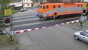 Vượt đường tàu, cụ ông 77 tuổi thoát chết thần kì