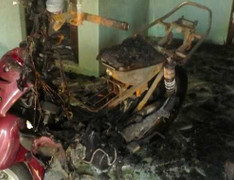 Hai xe máy cháy đùng đùng sau tiếng nổ lớn