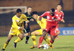 Công Vinh và đồng đội hai lần lãnh đòn hồi mã