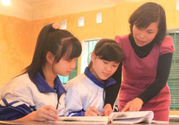 Cô giáo vừa dạy sử vừa múa