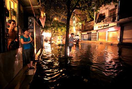 Mưa ngập, người đi đường bị điện giật chết giữa thủ đô