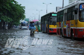 Phố phường Hà Nội ngập chìm trong mưa lớn