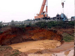 Sáu lần vỡ ống nước sông Đà, dân thủ đô bức xúc