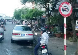 Xe biển xanh ngang nhiên coi thường biển cấm