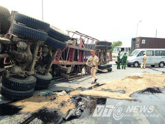 CSGT đội nắng giải quyết sự cố container lật chỏng vó