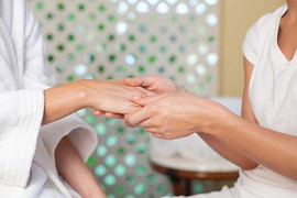 Hết căng thẳng với động tác massage tay đơn giản