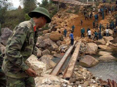 Lũ cuốn phăng cầu tạm Chu Va 6, dân lại bị cô lập