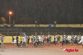 Hãi hùng cảnh chạy mưa náo loạn sân Vinh