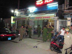 Bị đâm chết sau khi nhìn người ngồi cạnh