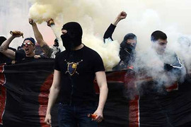 Ukraine: Fan cuồng bóng đá tấn công người biểu tình đòi ly khai