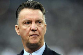 Sợ Giggs cướp ghế, Van Gaal lớn tiếng giục Man Utd