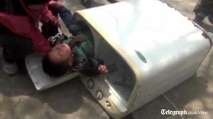 Clip: Cưa máy giặt giải cứu bé 2 tuổi