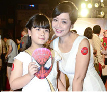 Chiều Xuân trẻ trung dẫn Hồng Khanh đi xem phim