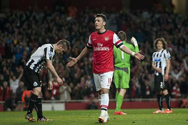 Ozil tỏa sáng, Arsenal chắc suất top 4
