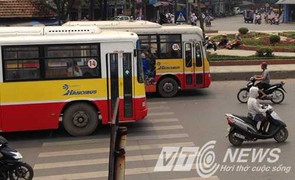 CSGT chỉnh đốn người coi thường ‘thần chết’ trên đường Yên Phụ