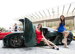 Đại gia Hongkong khoe dàn xe độc, bạn gái xinh