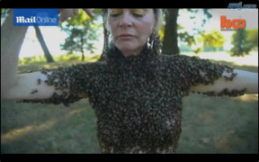 Rùng mình 12.000 con ong bu trên người một phụ nữ