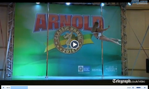 'Đột nhập' phòng tập vũ công múa cột