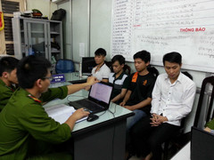 Bắt 4 thanh niên dùng công nghệ cao, chiếm đoạt tiền tỷ