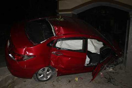 Xe con lao vào nhà dân, 5 người nhập viện